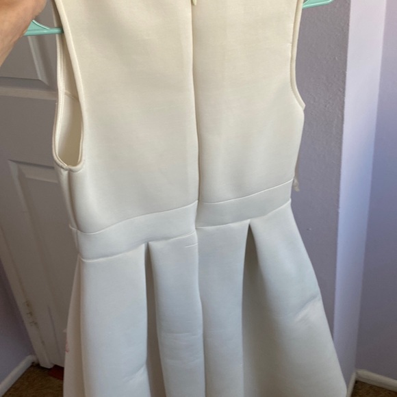 WHITE DRESS WITH AN ORCHID IN THE MIDDLE - Picture 3 of 3